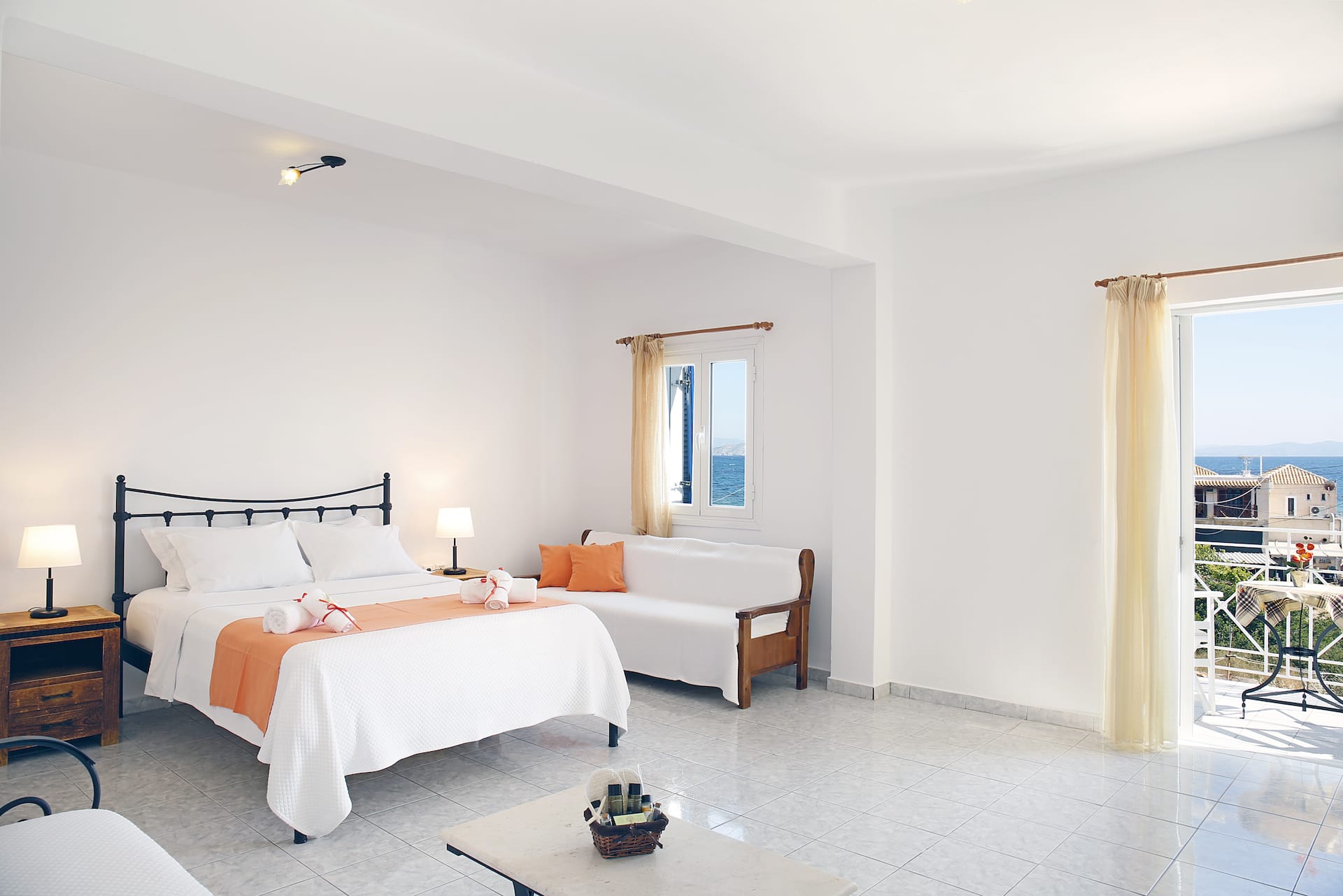 This 35 sqm quadruple room in Agistri can host up to 4 guests. It has a double bed, 2 sofa beds, wifi, a 39’’ TV, a balcony with views, an A/C and more.